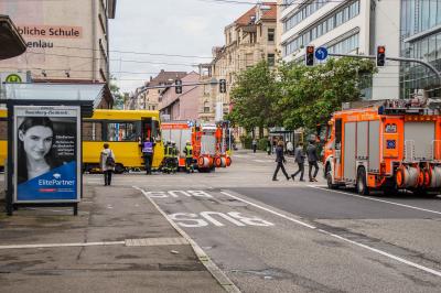 Stuttgart Audi beim wenden von Stadtbahn erfasst